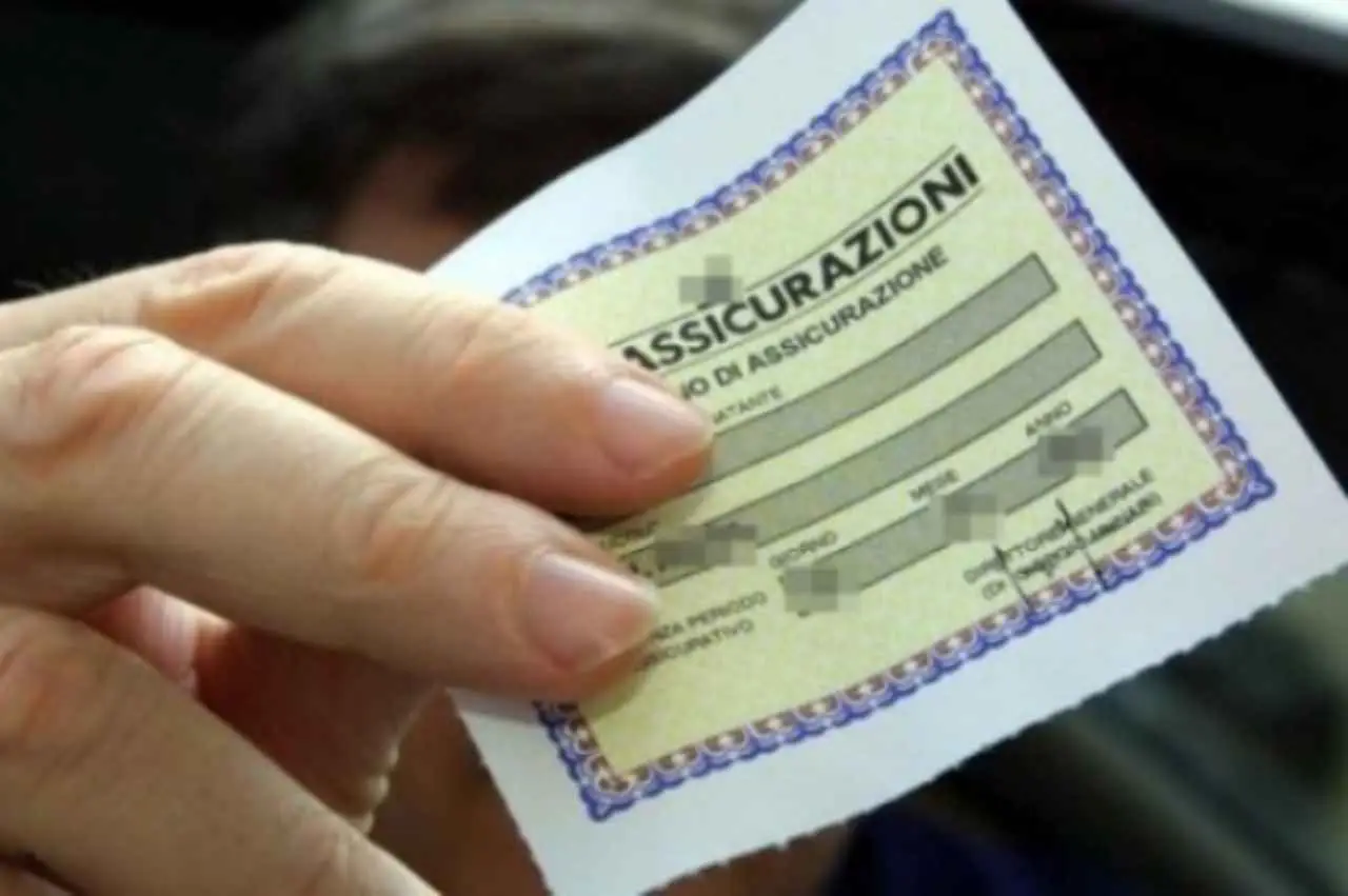 Come evitare la multa sul parabrezza: la verifica della polizia che pochi conoscono Come evitare la multa sul parabrezza: la verifica della polizia che pochi conoscono
