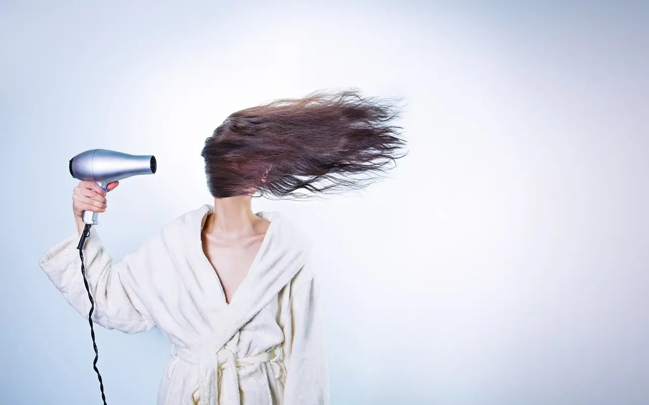 Cosa succede ai tuoi capelli se non li lavi per una settimana: la verità dei dermatologi Cosa succede ai tuoi capelli se non li lavi per una settimana: la verità dei dermatologi