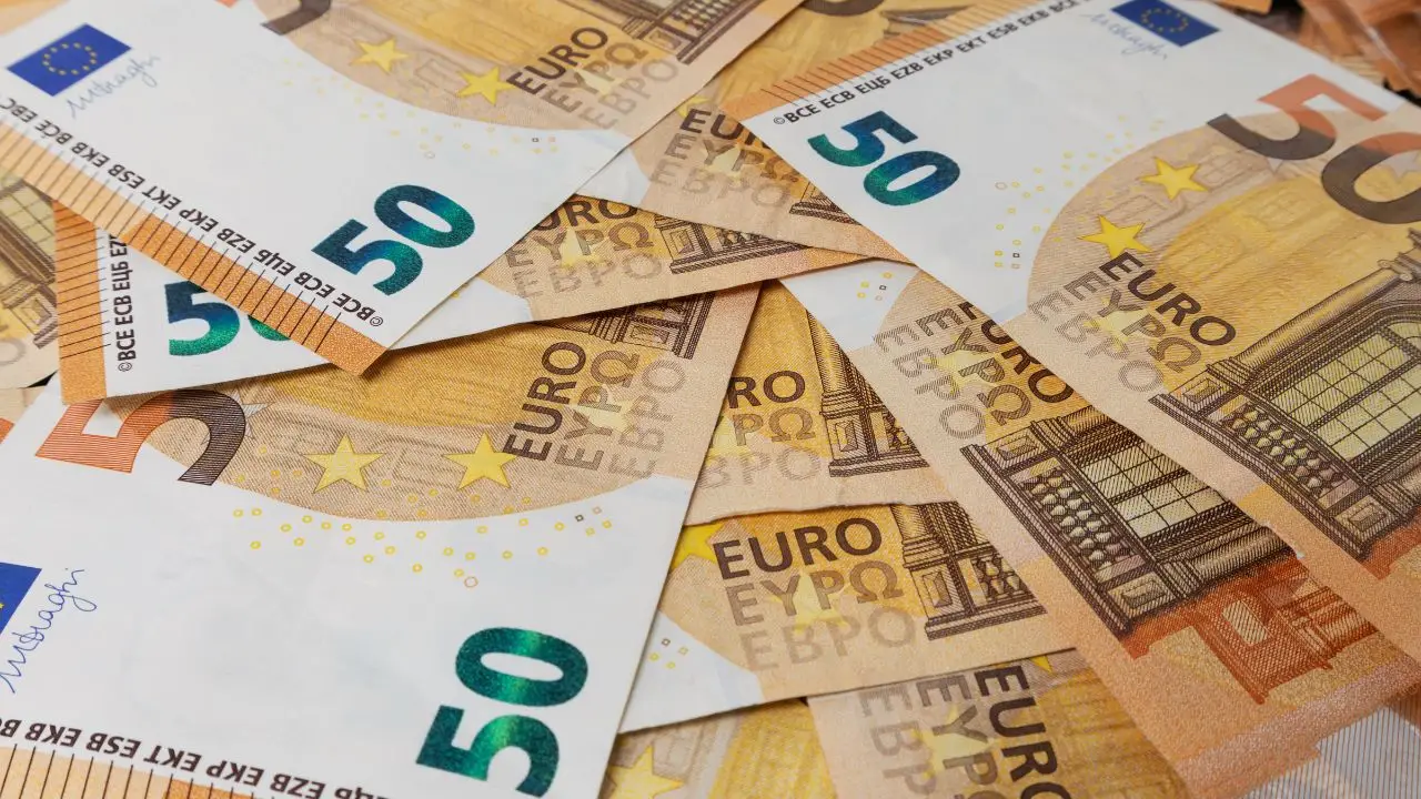 Banconote da 50 euro a rischio: l’allerta ufficiale della Banca Centrale e come difendersi Banconote da 50 euro a rischio: l’allerta ufficiale della Banca Centrale e come difendersi