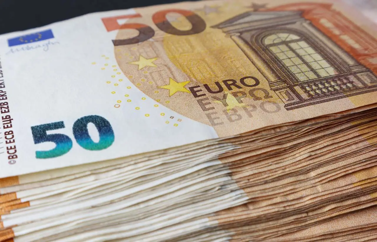 Banconote da 50 euro a rischio: l’allerta ufficiale della Banca Centrale e come difendersi Banconote da 50 euro a rischio: l’allerta ufficiale della Banca Centrale e come difendersi