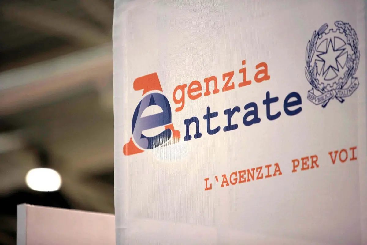 Prelievi allo sportello: il nuovo limite che pochi conoscono e come non rischiare sanzioni Prelievi allo sportello: il nuovo limite che pochi conoscono e come non rischiare sanzioni