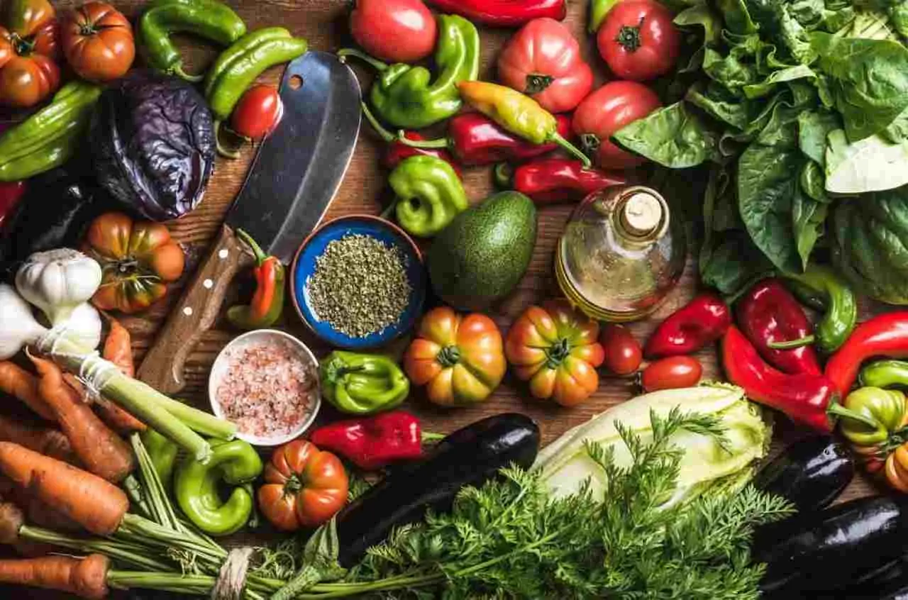 Il trucco del cartone per avere ortaggi sani: come proteggere il terreno dal caldo senza prodotti chimici, la guida degli agronomi Il trucco del cartone per avere ortaggi sani: come proteggere il terreno dal caldo senza prodotti chimici, la guida degli agronomi